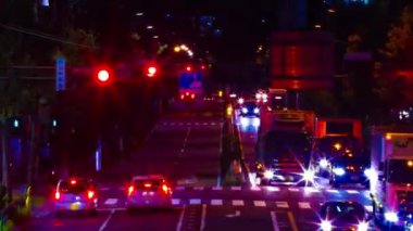 Tokyo 'nun şehir merkezindeki caddede trafik sıkışıklığı gece zoom' u