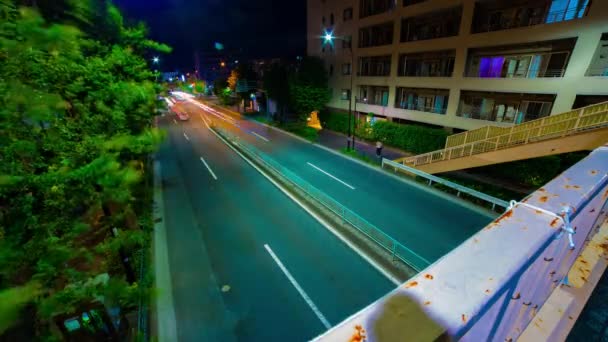 Tokyo 'nun şehir merkezindeki caddede gece vakti trafik sıkışıklığı. — Stok video