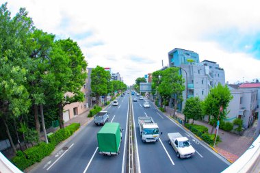 Şehir merkezindeki bir caddede gündüz vakti.