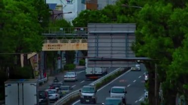 Şehir merkezindeki caddede gündüz vakti uzun vadeli bir çekim.