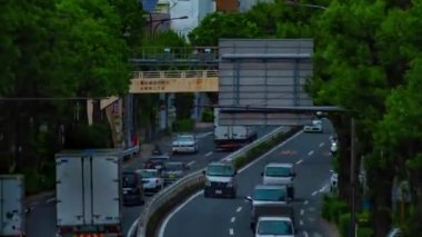 Şehir merkezindeki caddede gündüz vakti uzun vadeli bir çekim.