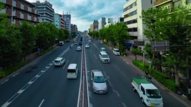 Şehir merkezindeki caddede gündüz vakti çekilen bir çekim.
