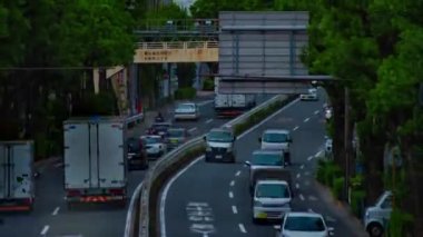 Şehir merkezindeki caddede gündüz vakti uzun menzilli bir çekim.