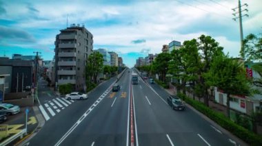 Şehir merkezindeki caddede gündüz vakti geniş açılı bir çekim.