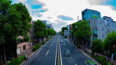 Şehir merkezindeki caddede gündüz vakti çekilen balık gözü görüntüsü.