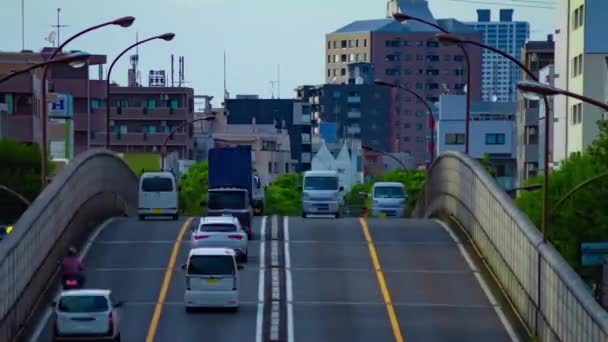Sebuah tiLapse dari pusat kota jalan di jalan siang hari tembakan panjang panning — Stok Video