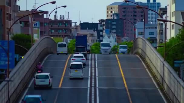 Sebuah tiLapse dari pusat kota jalan di jalan siang hari tembakan panjang zoom — Stok Video