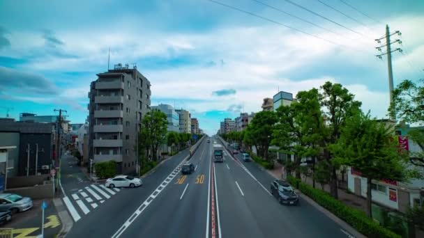 Un timelapse de la calle del centro en la avenida diurna de amplio tiro inclinación — Vídeos de Stock