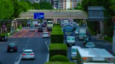 Mini minyatür bir zaman çizelgesi. Şehir merkezindeki caddede gündüz vardiyasında.