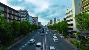 Şehir merkezindeki caddede gündüz vakti bir çekim zoom 'u.