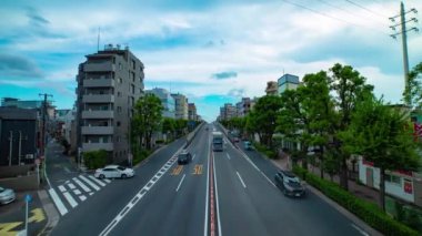 Şehir merkezindeki caddede gündüz vakti bir çekim zoom 'u.
