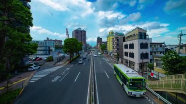 Şehir merkezindeki caddede gündüz vakti geniş açılı bir çekim.