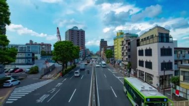 Şehir merkezindeki caddede gündüz vakti bir çekim zoom 'u.