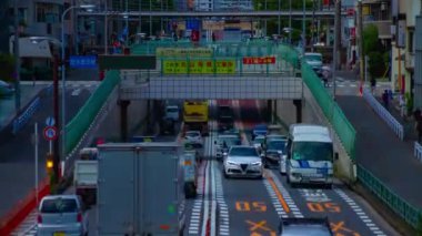 Şehir merkezindeki caddenin gündüz vakti çekilmiş zaman çizelgesi.