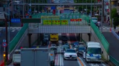 Şehir merkezindeki caddede gündüz vakti uzun vadeli bir çekim.