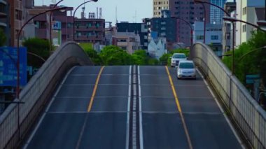 Şehir merkezindeki caddenin gündüz vakti çekilmiş zaman çizelgesi.