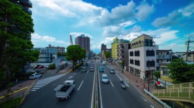 Şehir merkezindeki caddenin gündüz vakti geniş açılı görüntüsü.
