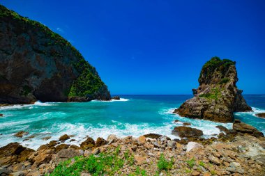 Amami oshima Kagoshima 'daki mavi okyanusun yakınındaki Tokuhama uçurumu.