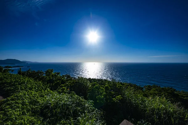 Puesta de sol en el océano panorámico en el promontorio de Mineyama en Amami oshima Kagoshima — Foto de Stock