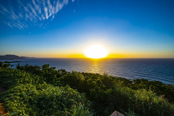 Puesta de sol en el océano panorámico en el promontorio de Mineyama en Amami oshima Kagoshima — Foto de Stock