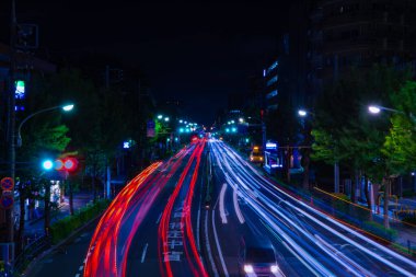 Tokyo 'da şehir merkezinde bir gece geniş çekim