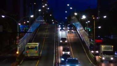 Tokyo 'nun şehir merkezindeki caddenin gece zoom' u