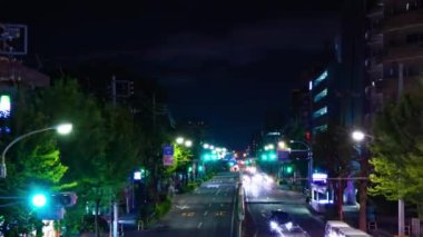 Tokyo 'da şehir merkezindeki caddenin gece çekimleri.
