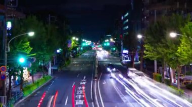 Tokyo 'da şehir merkezindeki bir caddenin gece görüntüsü.