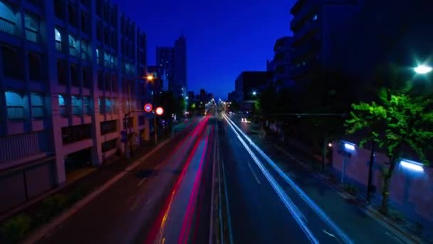 Un timelapse notturno della strada del centro di Tokyo grandangolo zoom — Video Stock