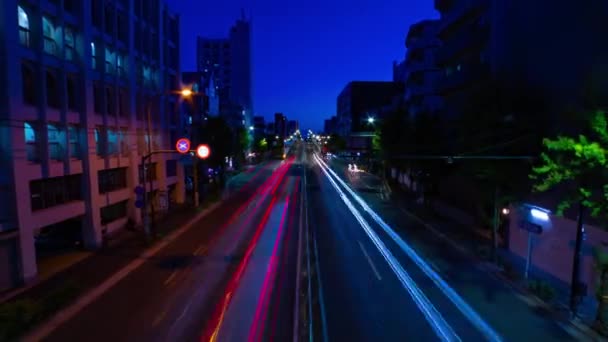 Tokyo 'daki şehir merkezindeki caddenin gece zoom' u. — Stok video