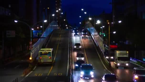Noční čas na ulici v Tokiu, náklon na dlouhé vzdálenosti — Stock video