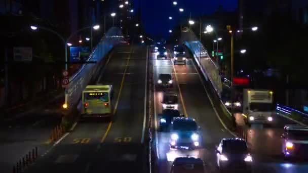 東京のダウンタウンの通りの夜のタイムラプスロングショット傾き — ストック動画
