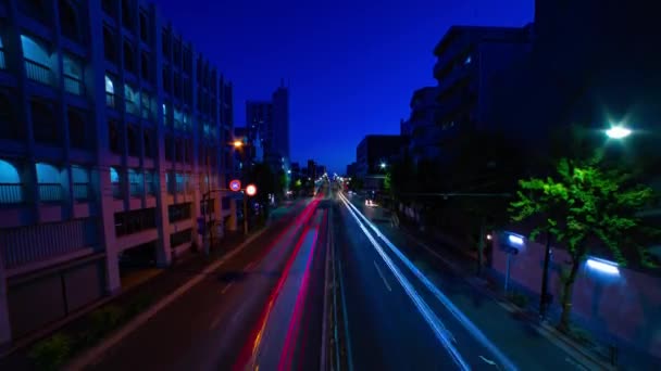 Un timelapse noche de la calle del centro de Tokio amplia inclinación tiro — Vídeos de Stock