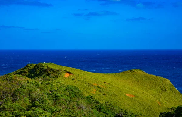 Promontorio Miyakozaki cerca del océano azul en Amami oshima Kagoshima — Foto de Stock