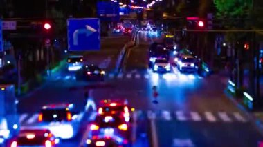 Tokyo şehir merkezindeki minyatür caddenin eğik bir zaman çizelgesi