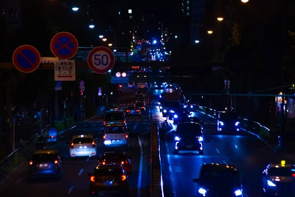 도쿄 시내의 한 밤 거리에서 긴 샷 — 스톡 사진