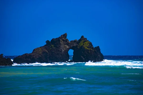 Скала Турусу в голубом океане в Амами Осима Кагосима — стоковое фото