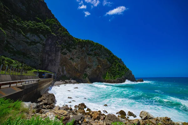 Tokuhama cliff near the blue ocean in Amami oshima Kagoshima wide shot — Stock Photo, Image