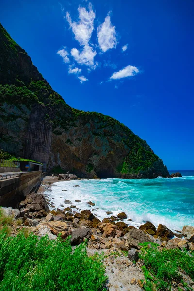 Tokuhama Cliff in de buurt van de blauwe oceaan in Amami Oshima Kagoshima Wide shot Rechtenvrije Stockafbeeldingen