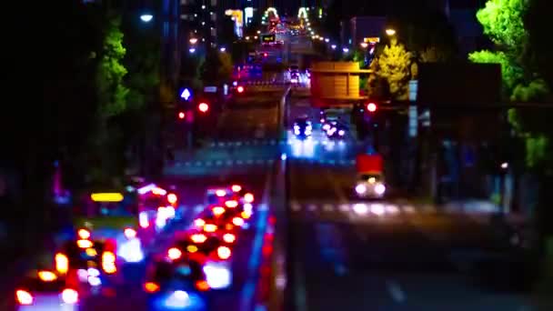 Ночной хронометраж миниатюрной улицы в центре Токио с наклоном сдвига наклона — стоковое видео