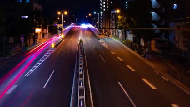 Nocny timelapse śródmieścia ulica w Tokio szeroki strzał panning — Wideo stockowe