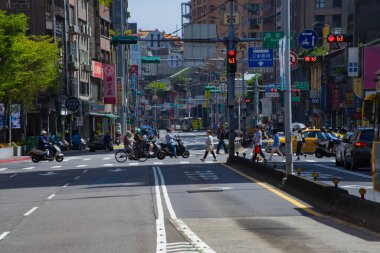 Taipei 'deki Chongqing N Rd 3. bölgede trafik sıkışıklığı. Yüksek kalite fotoğraf. Datong bölgesi Taipei Tayvan 04.15.2025