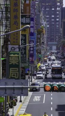 Taipei dikey kompozisyonunda Yangping N Rd 'de trafik sıkışıklığı zamanı. Yüksek kalite 4K görüntü. Datong Taipei Tayvan 04.15.2025 Taipei 'nin merkezidir.. 