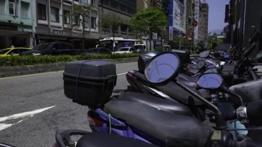 Taipei 'deki Linsen N Rd' deki scooter parkında trafik sıkışıklığı zamanı. Yüksek kalite 4K görüntü. Taipei Taipei Tayvan 'ın Zhongshan ilçesi (Tayvan: 04.15.2025) Taipei' nin merkezidir.. 