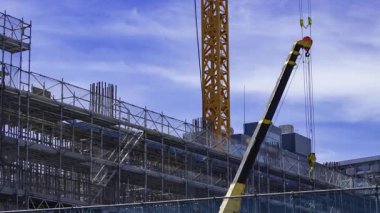 Hareket halindeki vinç ve bulutların zaman çizelgesi. Yüksek kalite 4K görüntü. Shibuya bölgesi Tokyo 09.29.2025