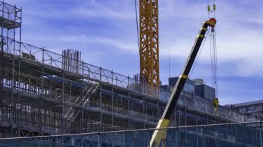 Hareket halindeki vinç ve bulutların zaman çizelgesi. Yüksek kalite 4K görüntü. Shibuya bölgesi Tokyo 09.29.2025