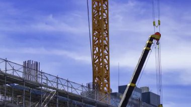 Yapım aşamasında hareket halindeki vinç ve bulut zamanı. Yüksek kalite 4K görüntü. Shibuya bölgesi Tokyo 09.29.2025