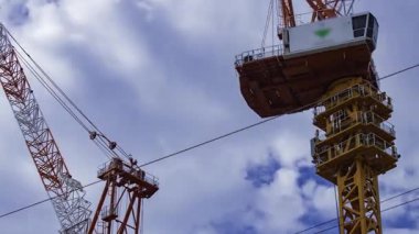 Yapım aşamasında hareket halindeki vinç ve bulut zamanı. Yüksek kalite 4K görüntü. Shibuya bölgesi Tokyo 09.29.2025