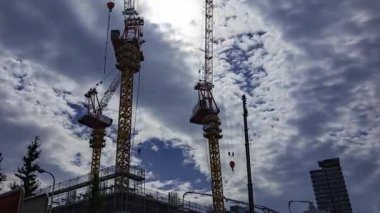 Yapım aşamasında hareket halindeki vinç ve bulut zamanı. Yüksek kalite 4K görüntü. Shibuya bölgesi Tokyo 09.29.2025