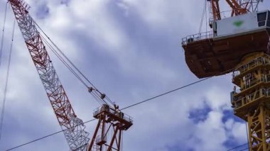 Yapım aşamasında hareket halindeki vinç ve bulut zamanı. Yüksek kalite 4K görüntü. Shibuya bölgesi Tokyo 09.29.2025